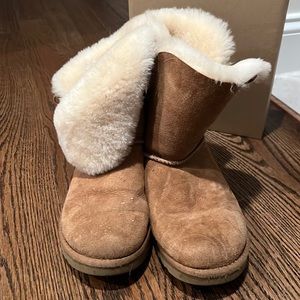 Size 6 Bailey button Uggs (missing one button)